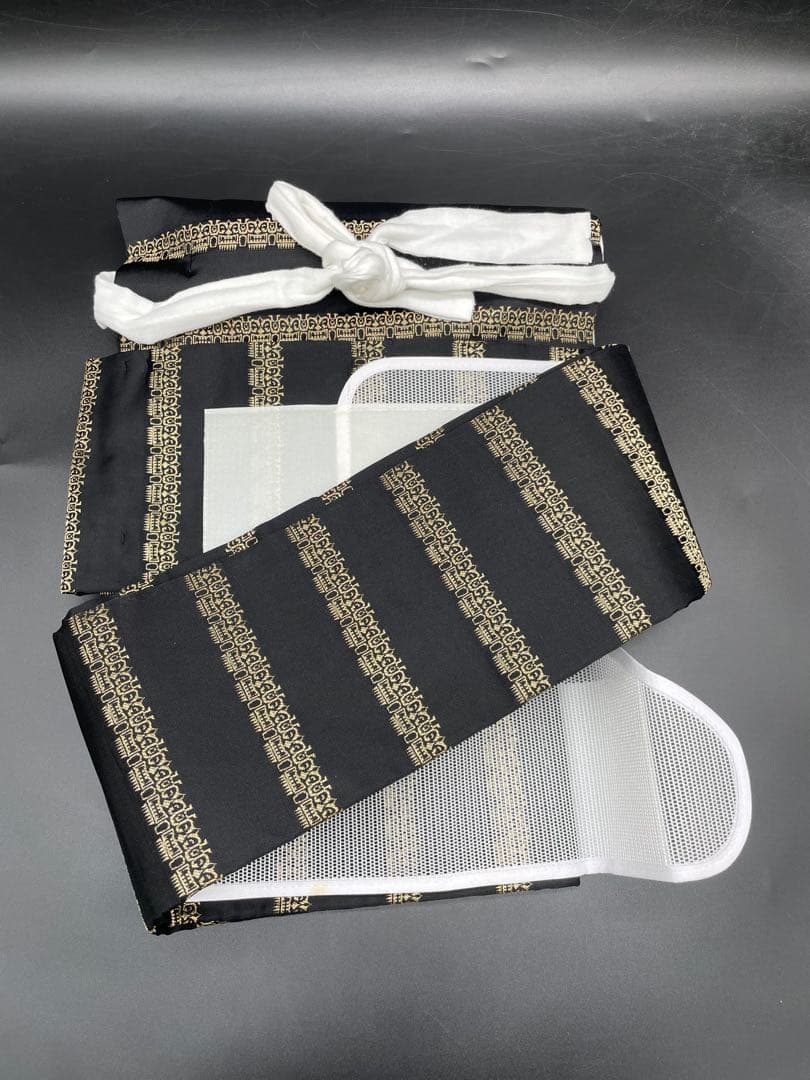 高級　正絹　◇ 作り帯　ワンタッチ　横段　黒地　金糸　幾何学模様　293