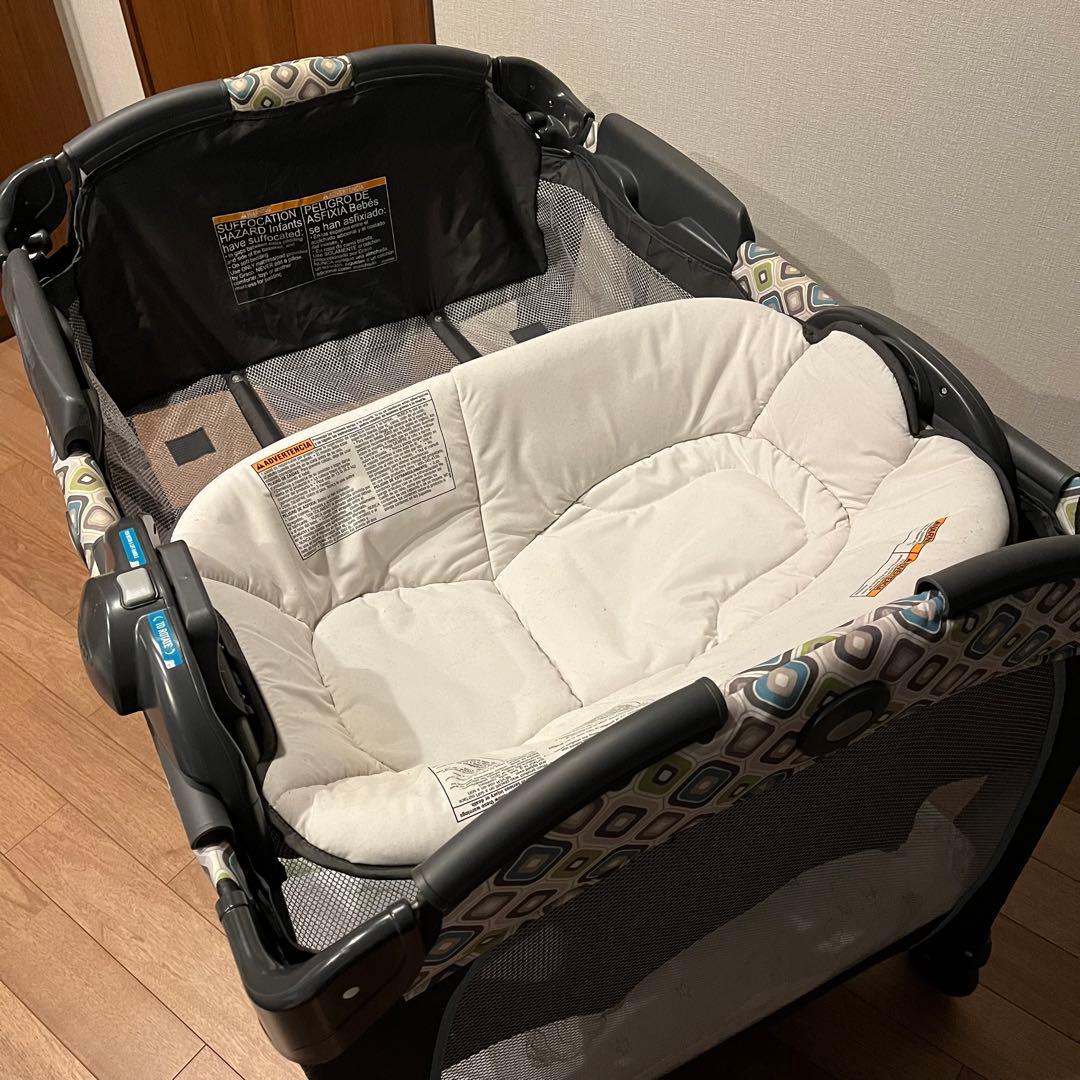 【Graco グレコ】ベビーベッド　ポータブルナッパー＆バシネット付プレイヤード