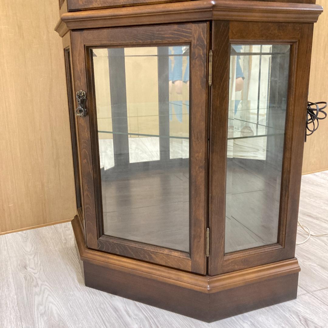 【カリモク】コロニアル　照明付き　飾り棚　コーナーキャビネット　キュリオケース