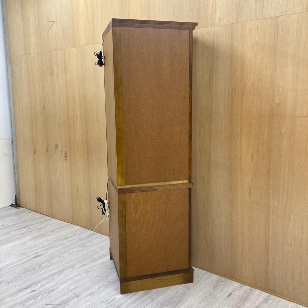 【カリモク】コロニアル　照明付き　飾り棚　コーナーキャビネット　キュリオケース