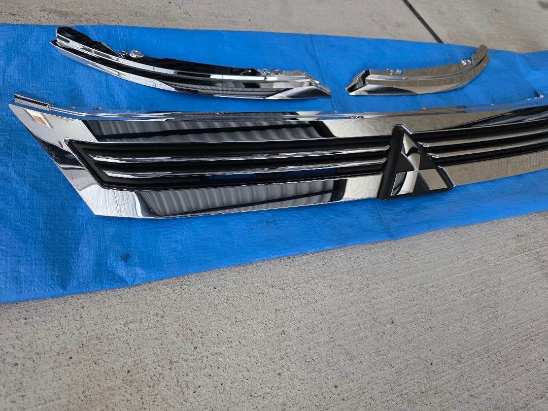 三菱 デリカ　D5 メッキフロントグリル メッキアイライン　アーバンギア