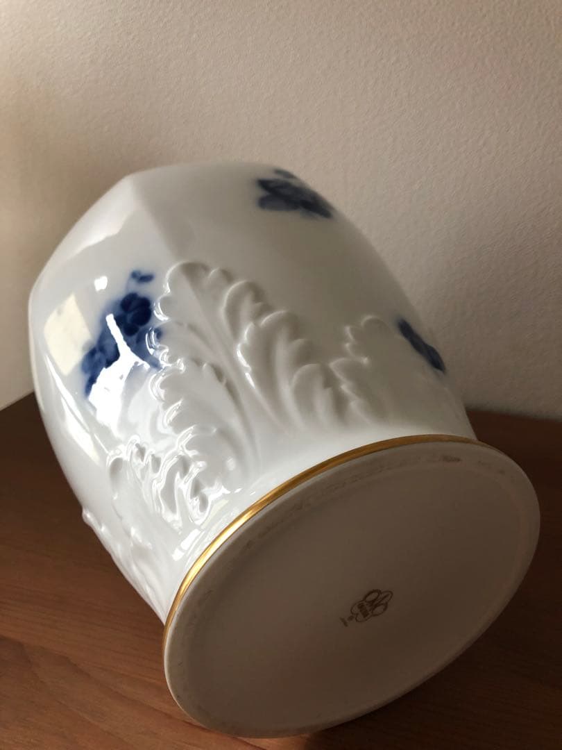 大倉陶園　花瓶　壺　美しいレリーフ紋様　すみれ