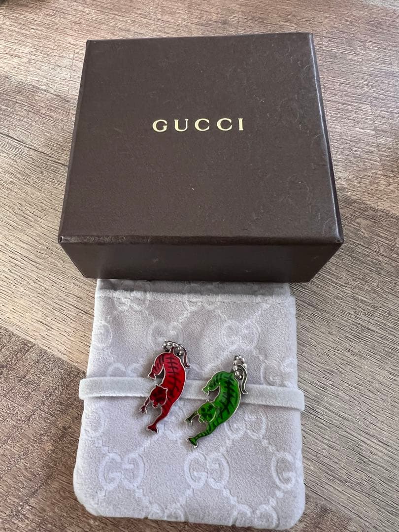 グッチbtsテテ着用 未使用に近いネックレスチャーム　レッド、グリーン２個セット