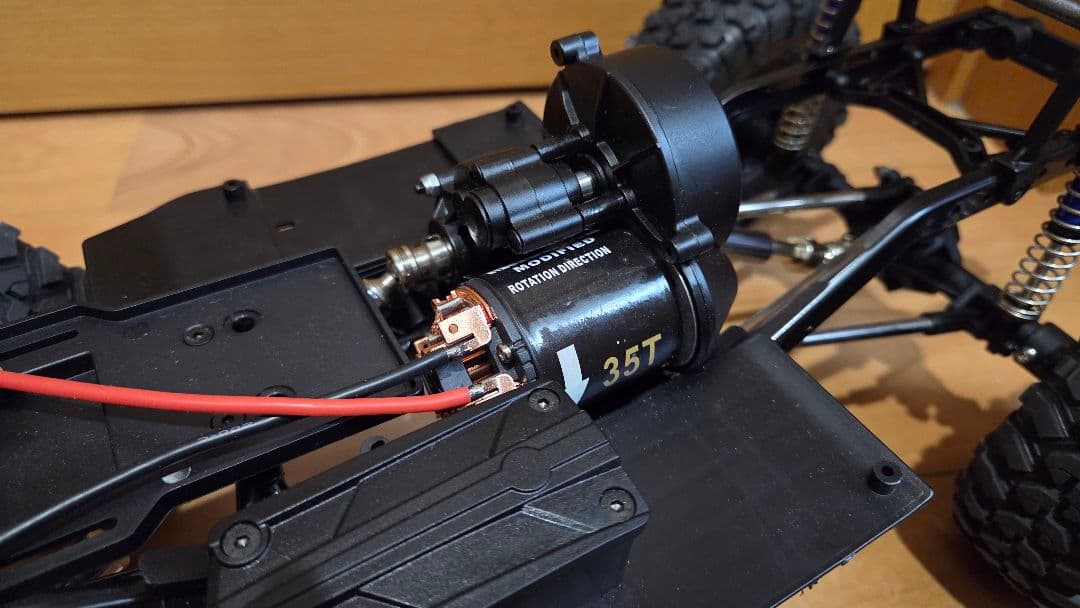 ラジコン 1/10 クローラー トラクサスのボディとタイヤ メカ付き