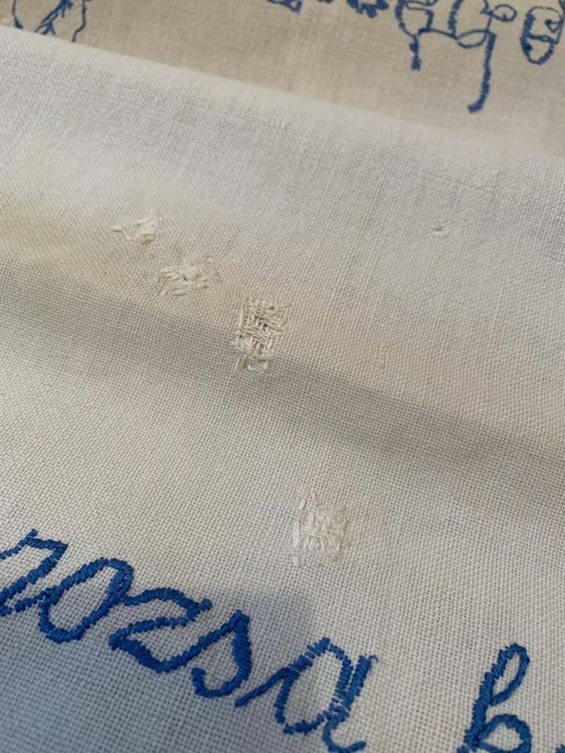 フランスアンティーク　可愛い燕2羽とガーランドがブルーの糸で刺繍された素敵な布！