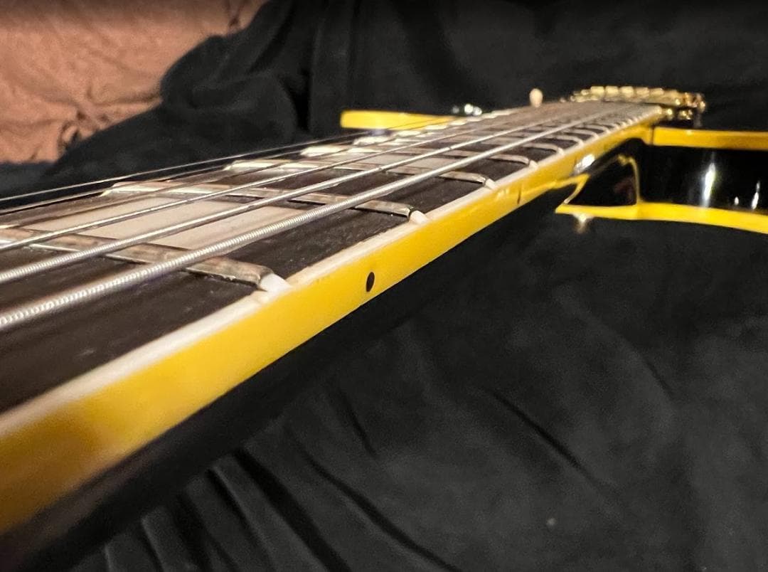 ノーブランド　ES335タイプセミホロウ（ｆホール無し）ギター傷多め・不具合無し