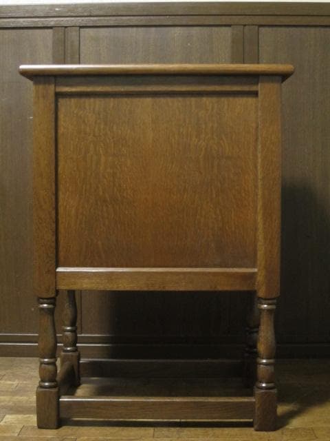 英国 クラシック サイドキャビネット 木彫刻 オーク サイドテーブル