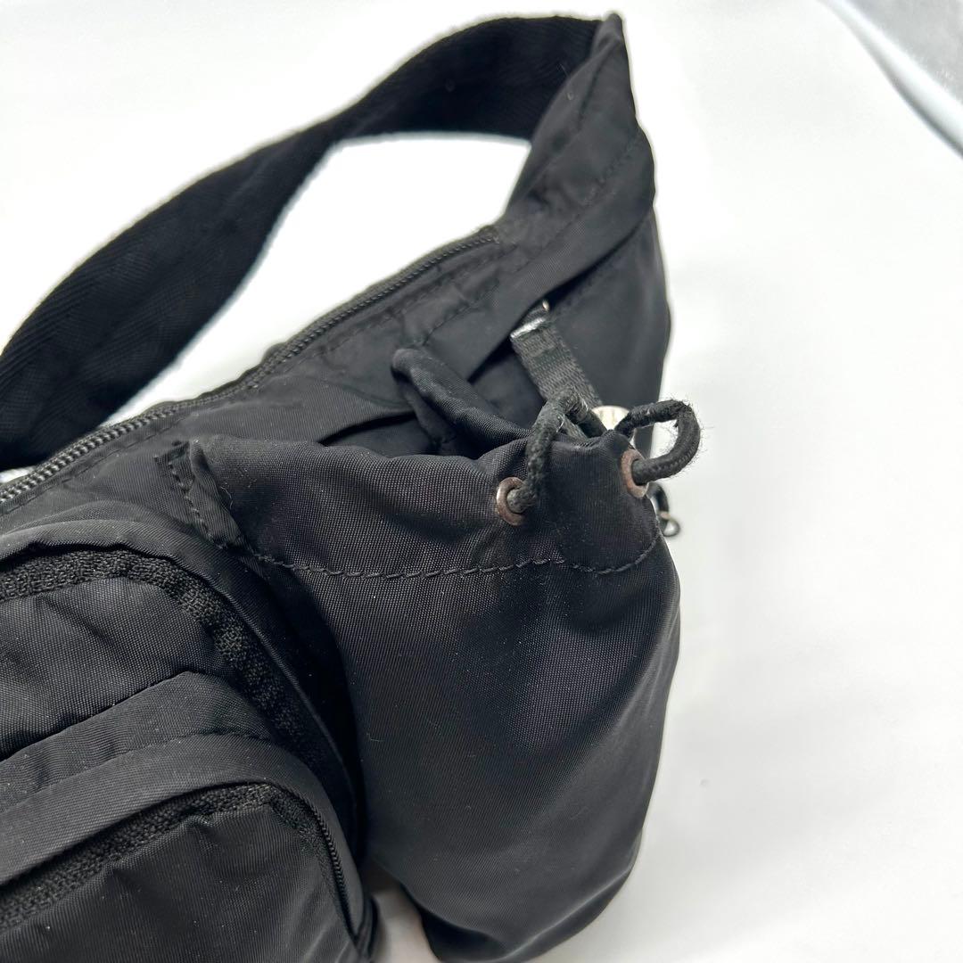 良品✨プラダ　ナイロン　ウエストポーチ　三角プレート　アクセサリー　2VL056
