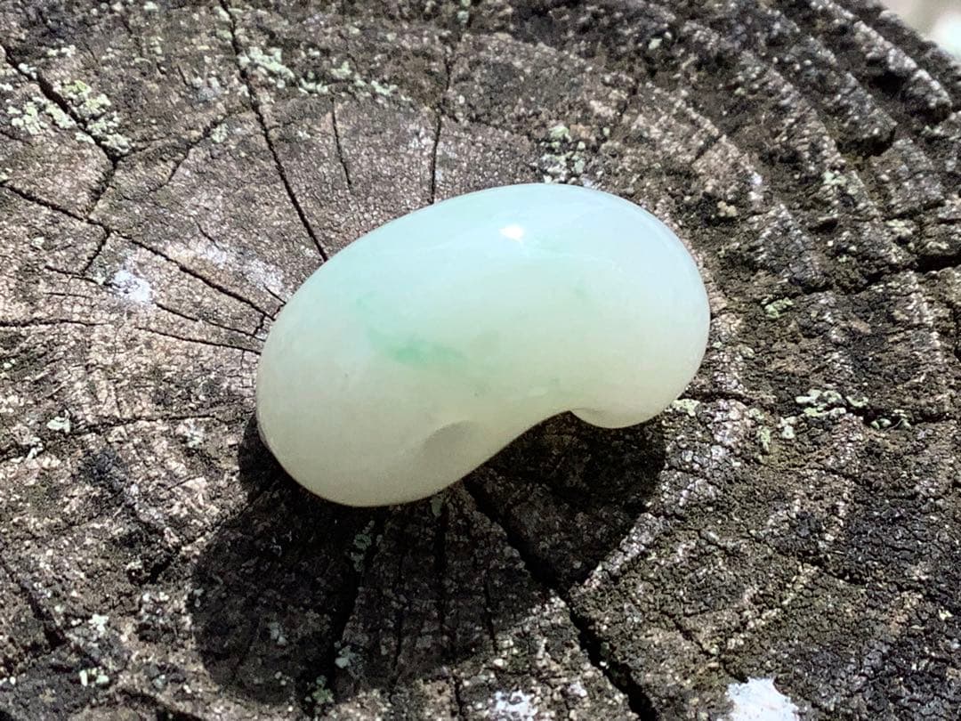 ✳業者様も大歓迎‼️ 糸魚川翡翠ロウカン勾玉　極上物‼️ 鑑別書付の本物を‼️