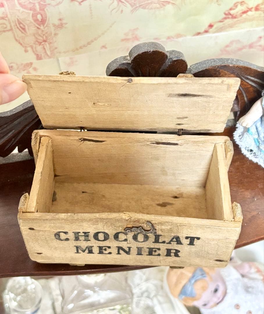 フランスアンティークCHOCOLAT MENIER ショコラメニエの木箱　最小