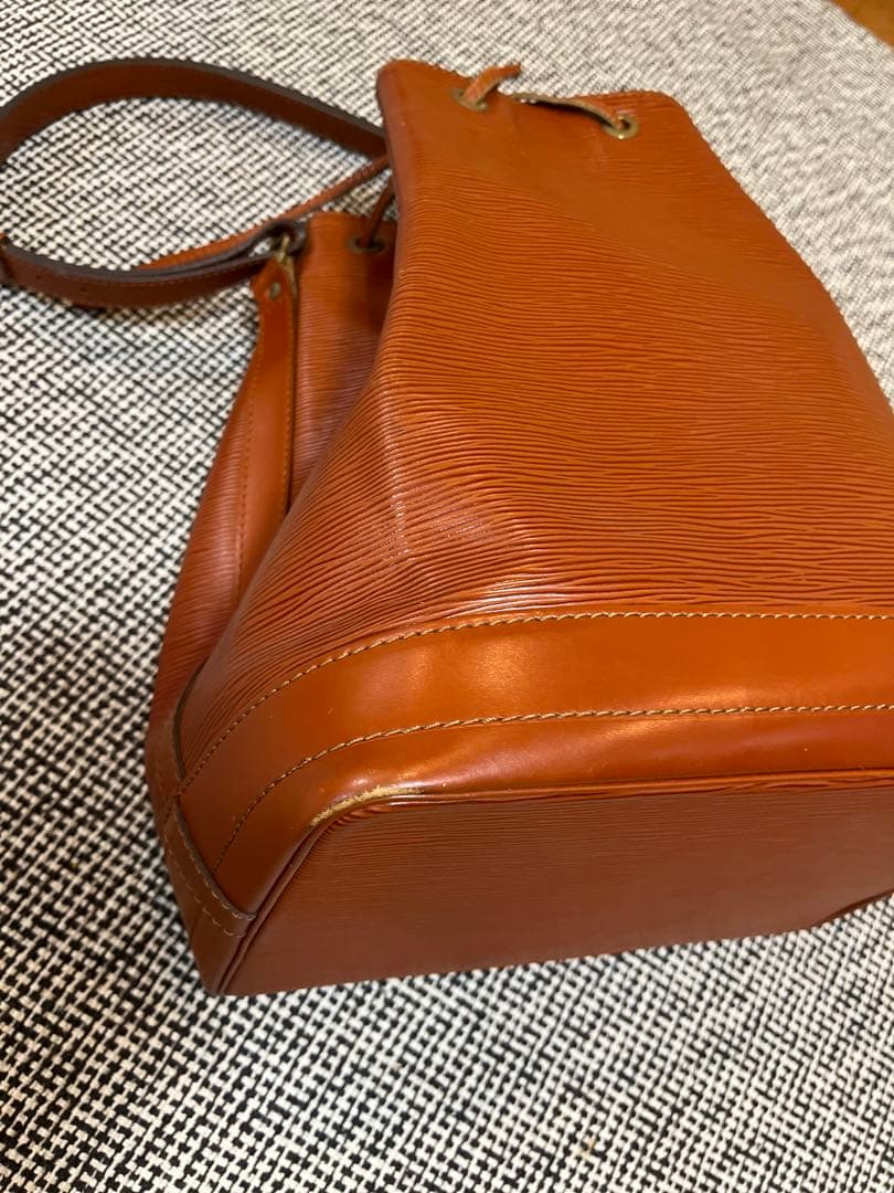 ルイヴィトン ショルダーバッグ エピ ノエ ポシェット付　 巾着型　ブラウン