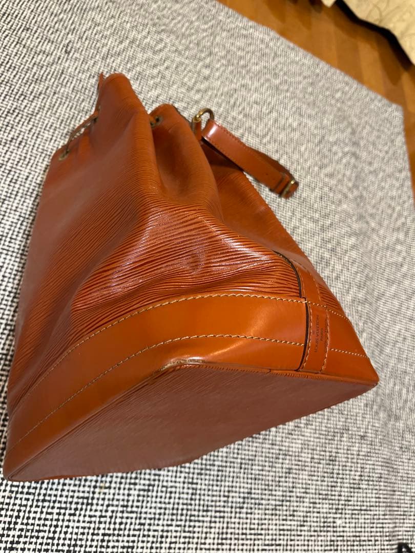 ルイヴィトン ショルダーバッグ エピ ノエ ポシェット付　 巾着型　ブラウン