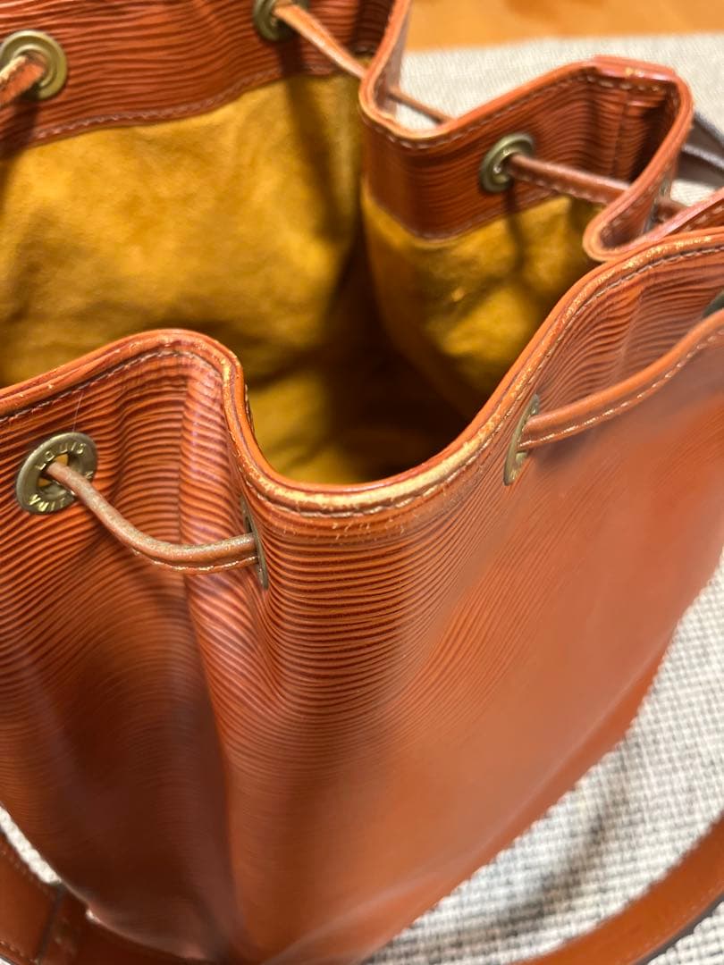 ルイヴィトン ショルダーバッグ エピ ノエ ポシェット付　 巾着型　ブラウン