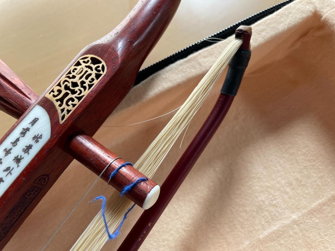 ★状態〇★ 二胡 木製 赤色 ケース 弦 チューナー 松ヤニ 付