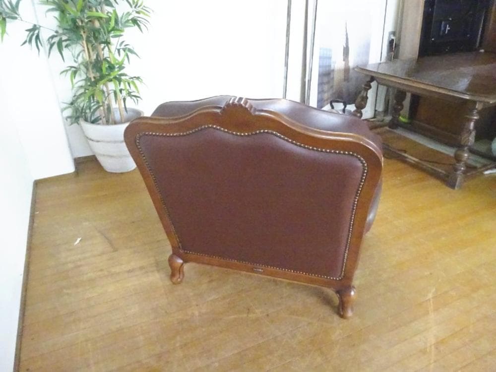 カリモク　ルイ15様式　本革　鋲打ち　猫脚　シングルソファ　美品　①