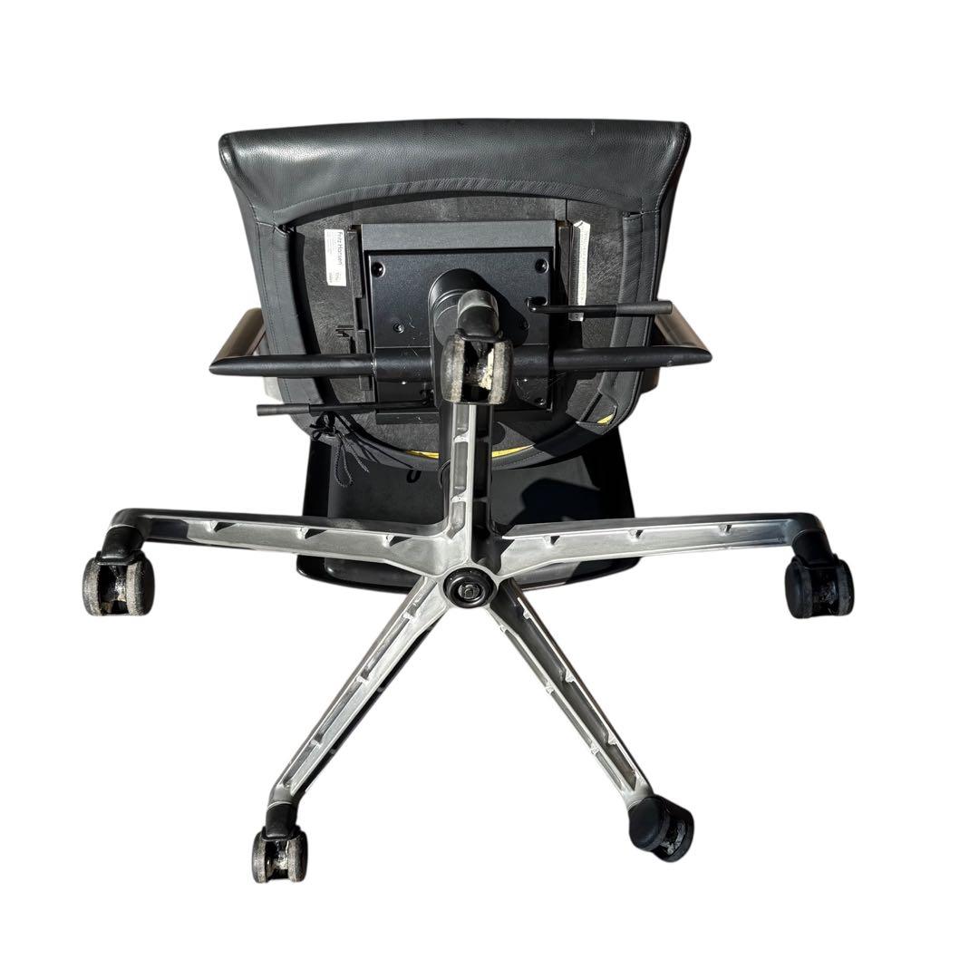 HR704 Fritz Hansen Flowフリッツハンセン　レザーチェア