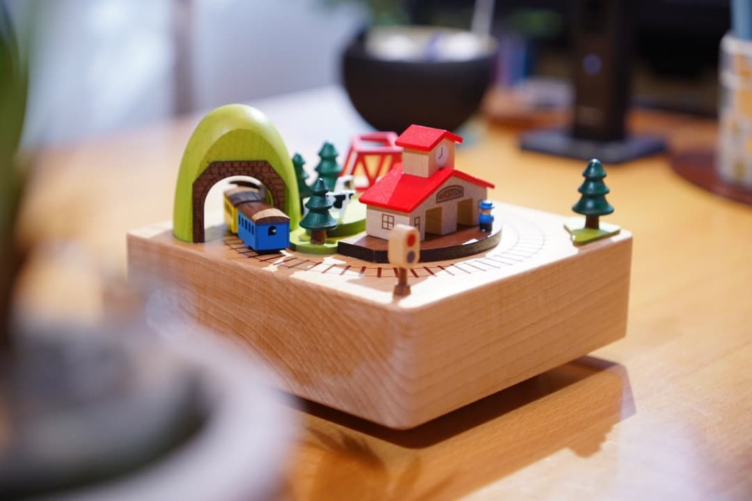 【美品】「木製ジオラマオルゴール」特注アクリルケース付／♬「線路は続くよ」