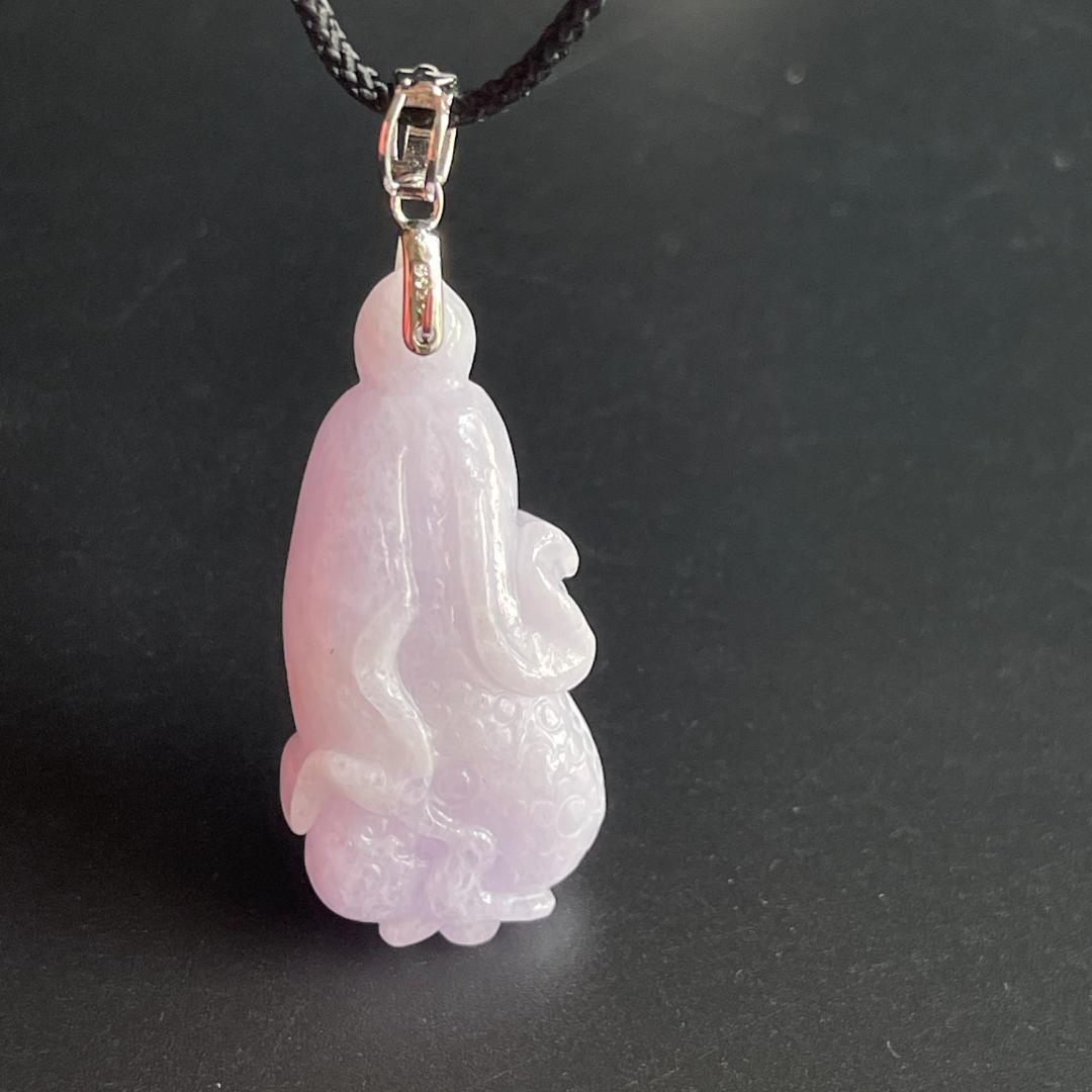 鑑別書付・無処理天然ミャンマー産本翡翠白菜ラベンダー金運アップペンダント8174
