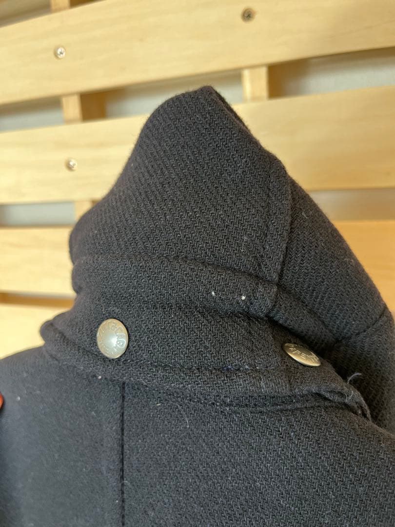 黒いウール混紡ピーコート