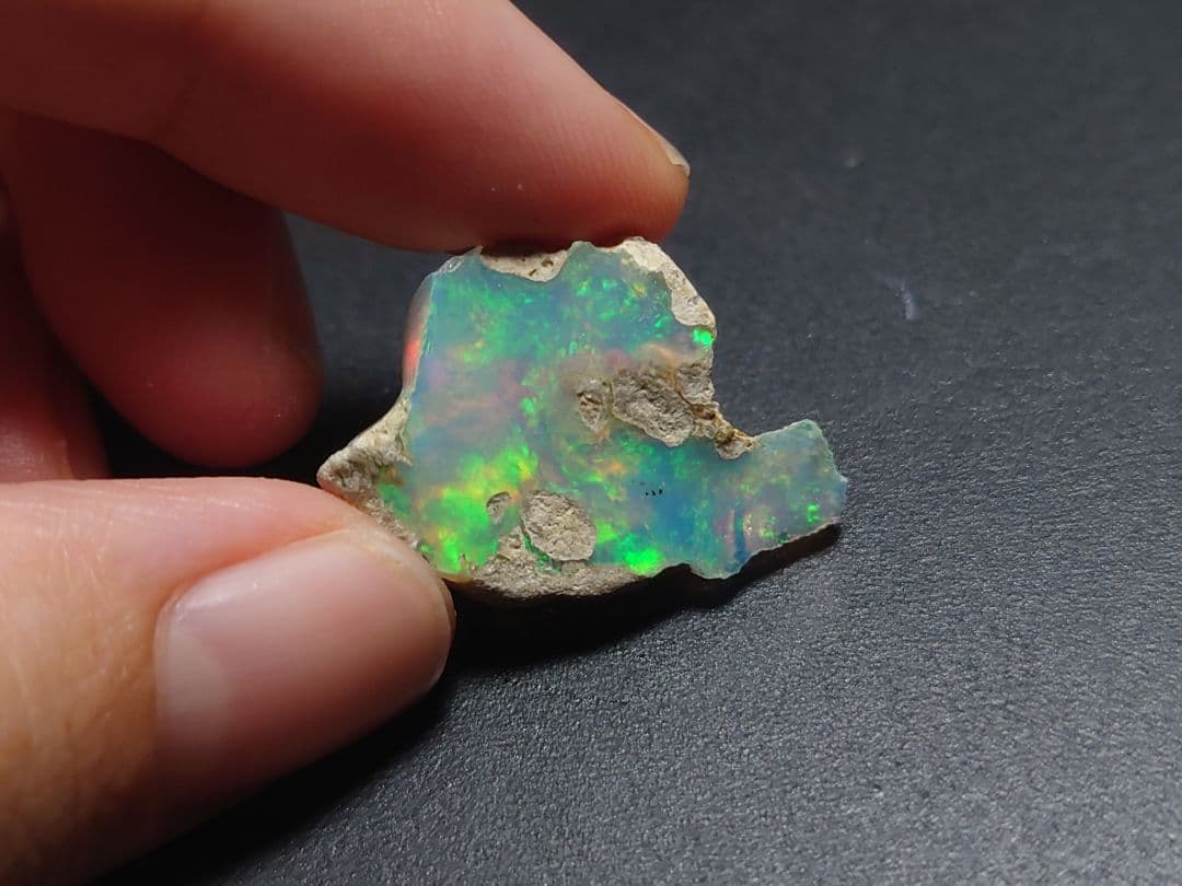 エチオピアウェロ産オパール　原石　鉱物標本　ジュエリーグレード　虹