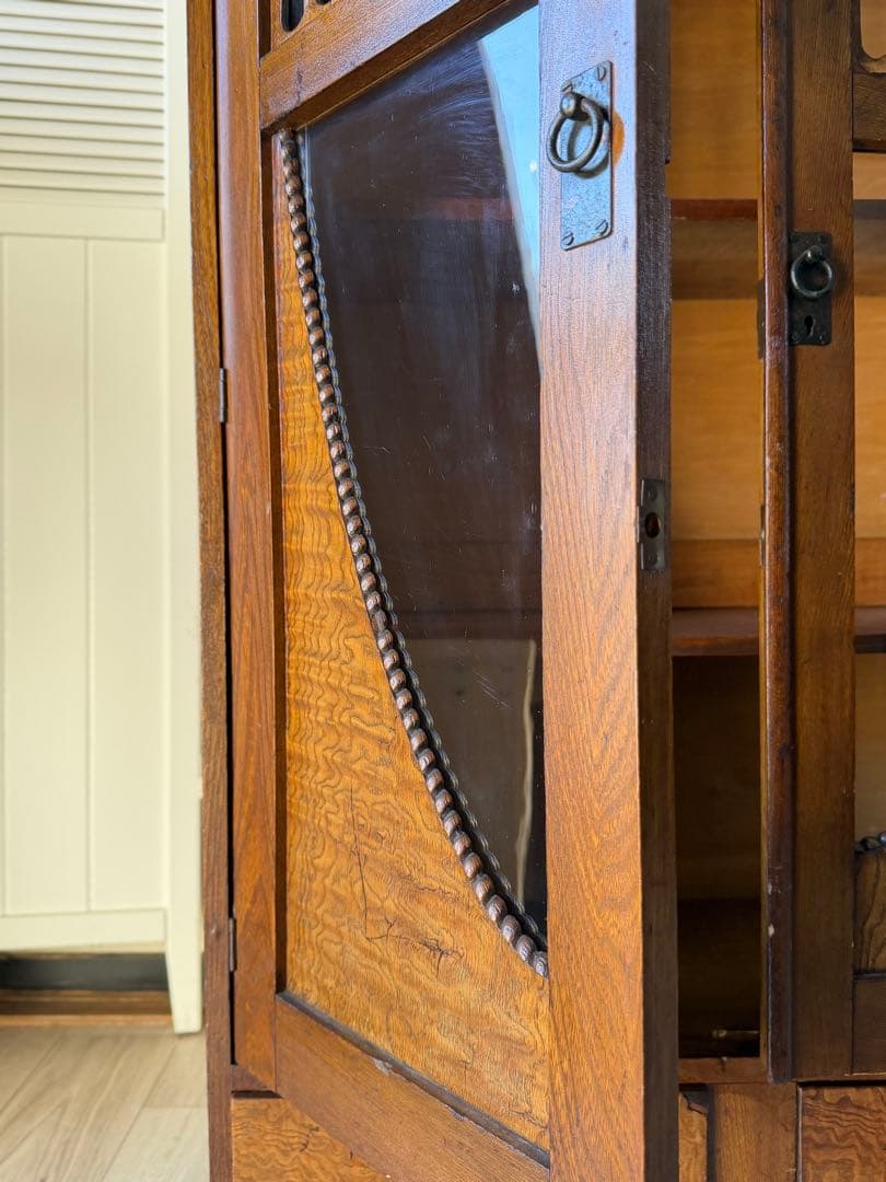 飾り棚 茶箪笥 レトロ 木製 古家具 アンティーク ゆらゆらガラス 木彫り