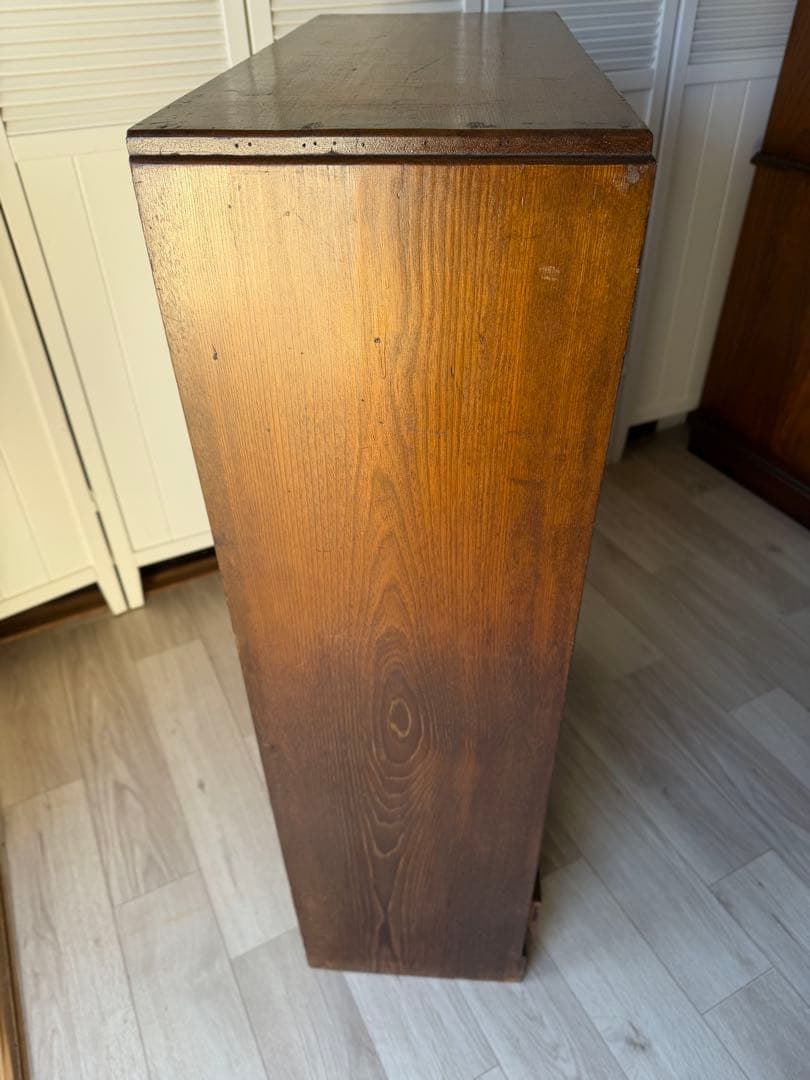 飾り棚 茶箪笥 レトロ 木製 古家具 アンティーク ゆらゆらガラス 木彫り