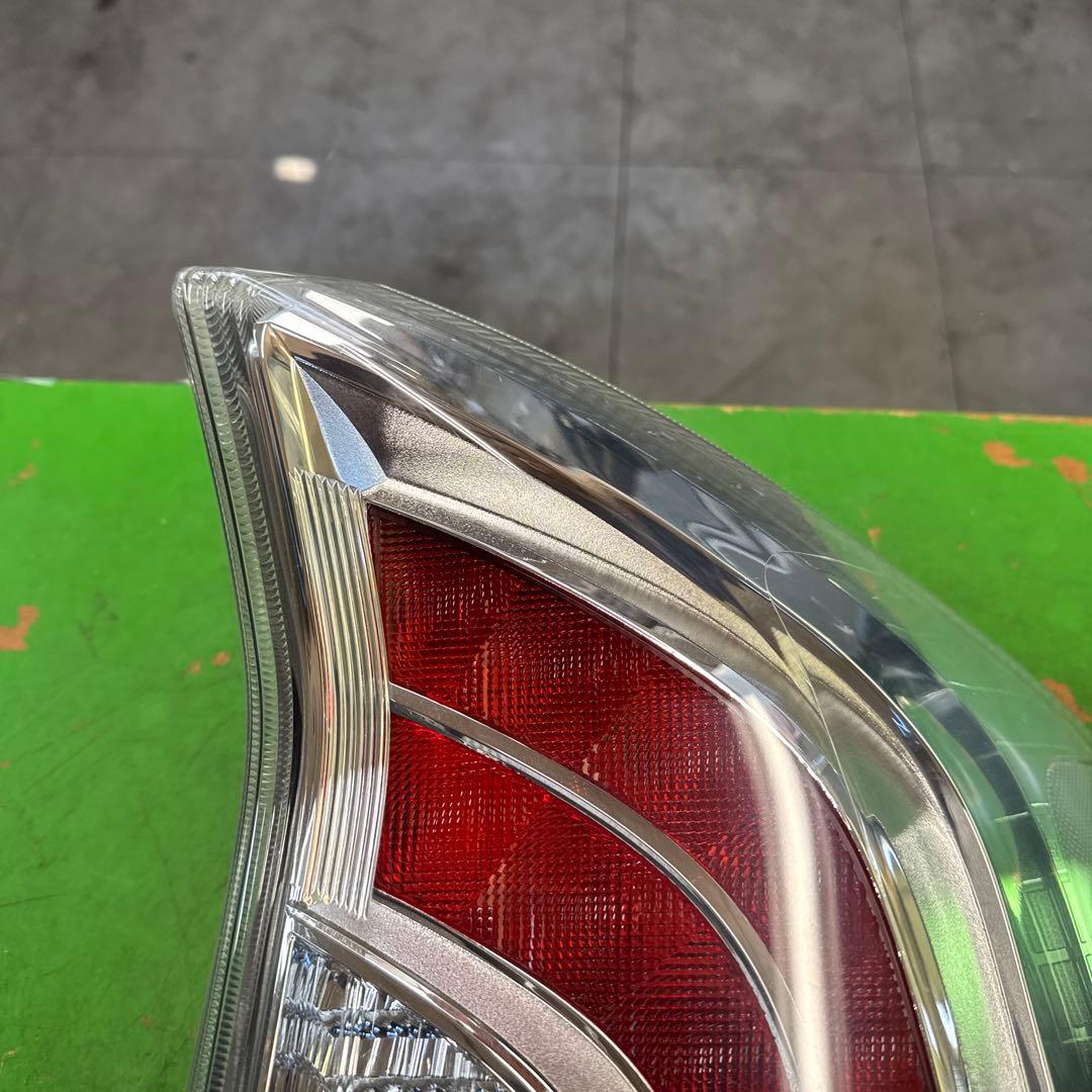 トヨタ　プリウス　30 後期　テールランプ　テールライト　左右セット　中古品