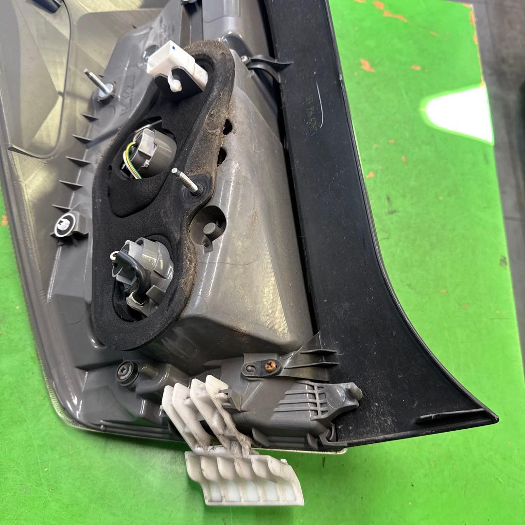 トヨタ　プリウス　30 後期　テールランプ　テールライト　左右セット　中古品