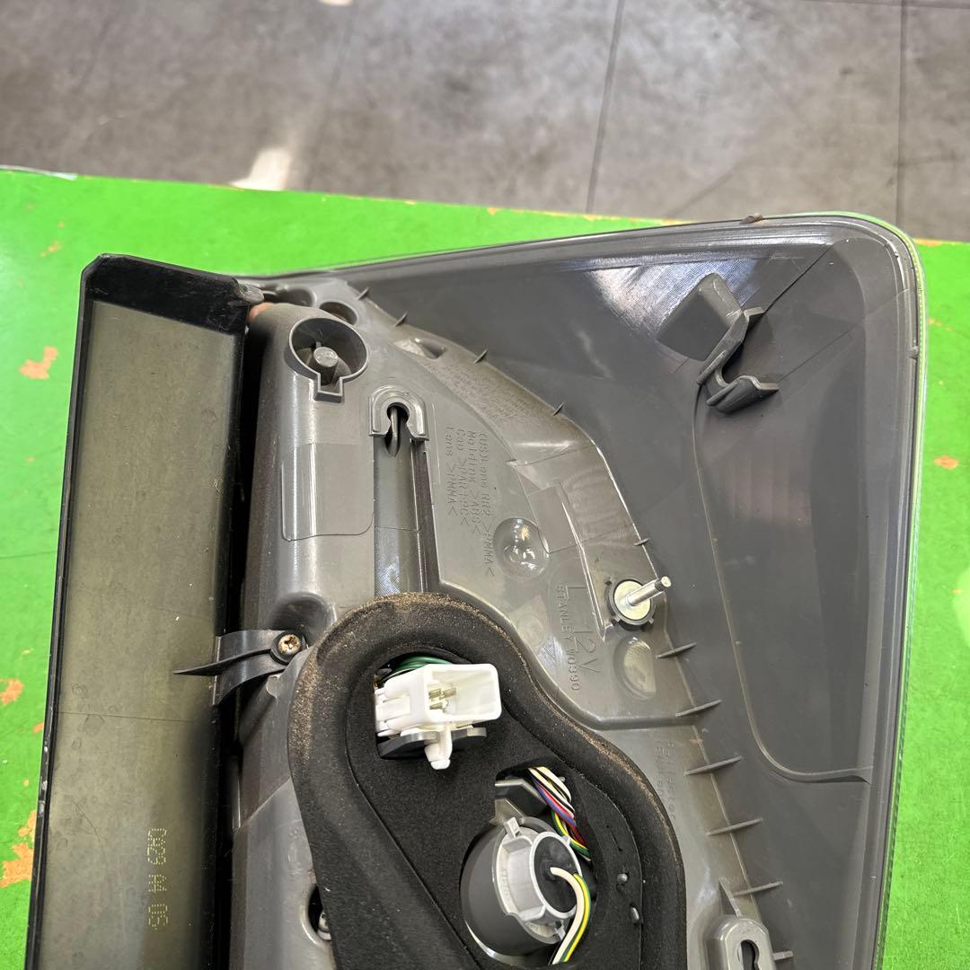 トヨタ　プリウス　30 後期　テールランプ　テールライト　左右セット　中古品