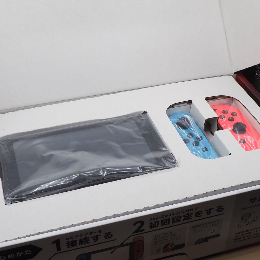 Nintendo Switch 本体と、USBハブスタンド、無線コントローラー