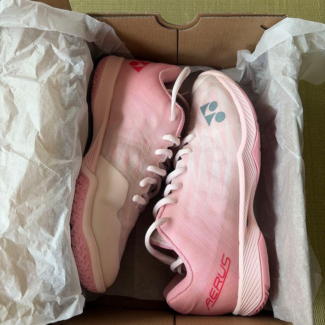 莉　YONEX パワークッション　エアラスZウィメン ２３cm