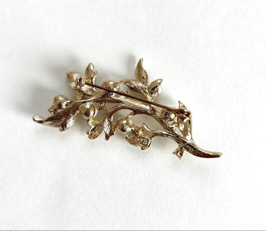 ヴァンドームブティック　葉にパールとクリスタルのブローチ