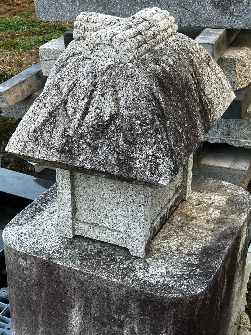 【引き取り限定】御影石　草屋根形 石灯籠 / 和風オブジェ 露地灯籠