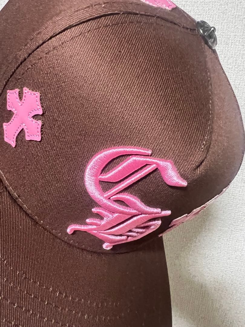 ブラウン ピンク刺繍 スナップバックキャップ