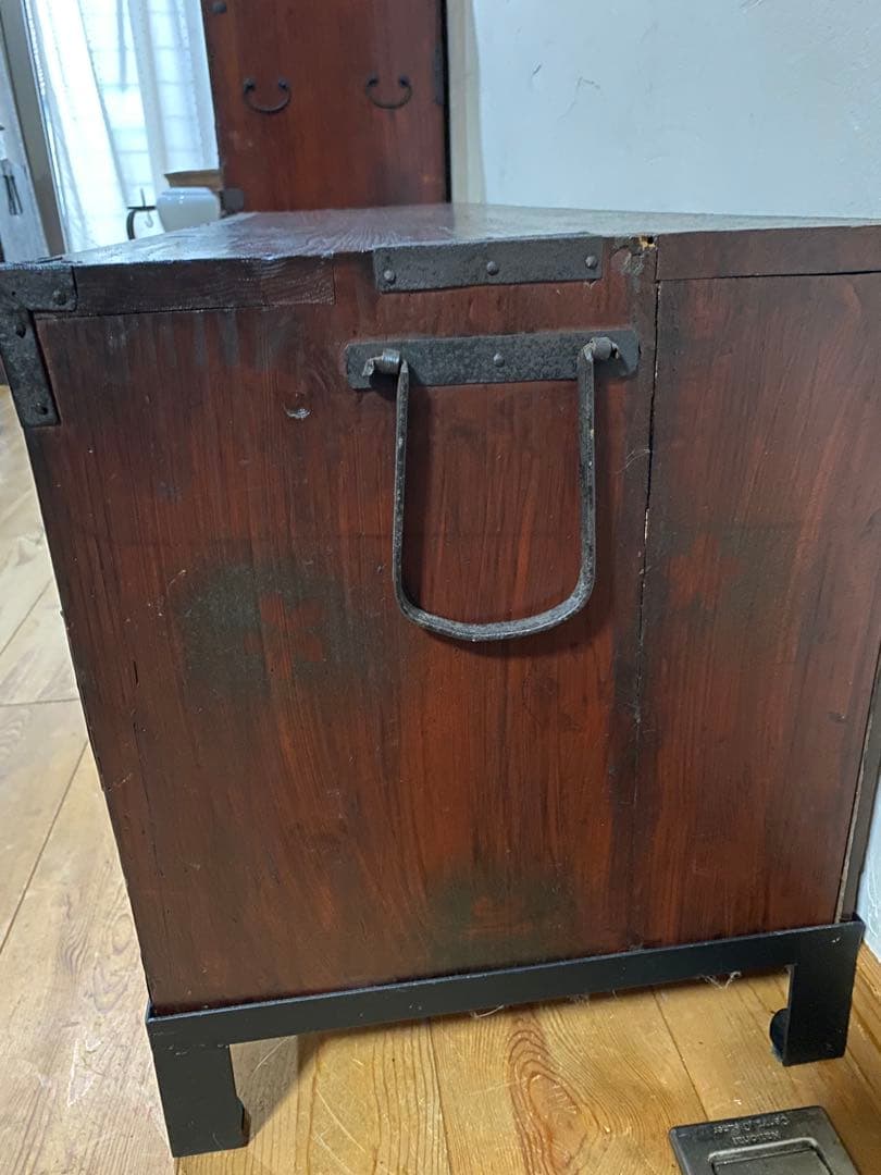 骨董箪笥　刀箪笥　アンティークチェスト　鉄足付き