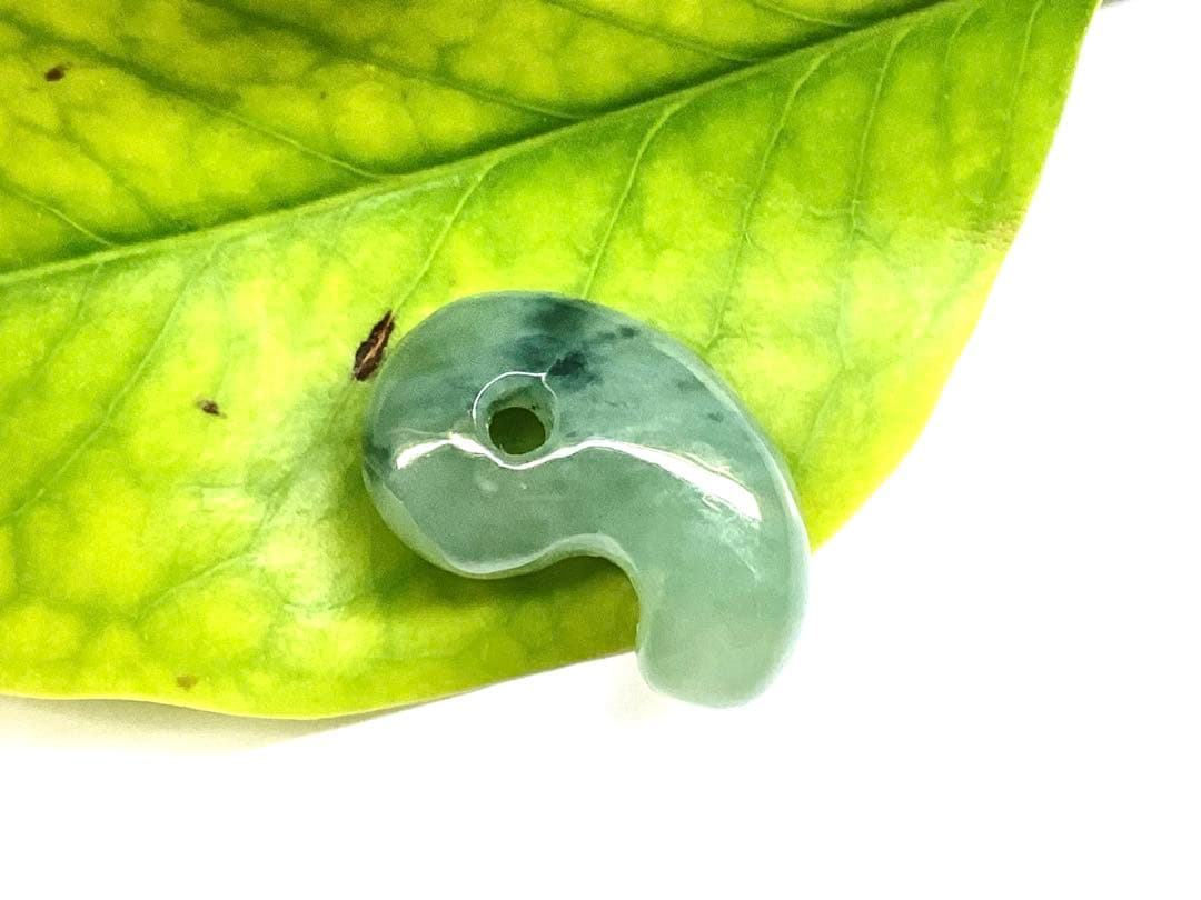 ✳鑑別書を取得するほどの驚きの透明感‼️糸魚川翡翠ジェダイト勾玉　コレクションに‼️