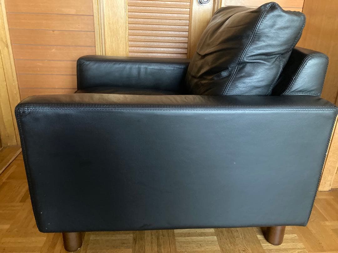 黒いレザーアームチェア