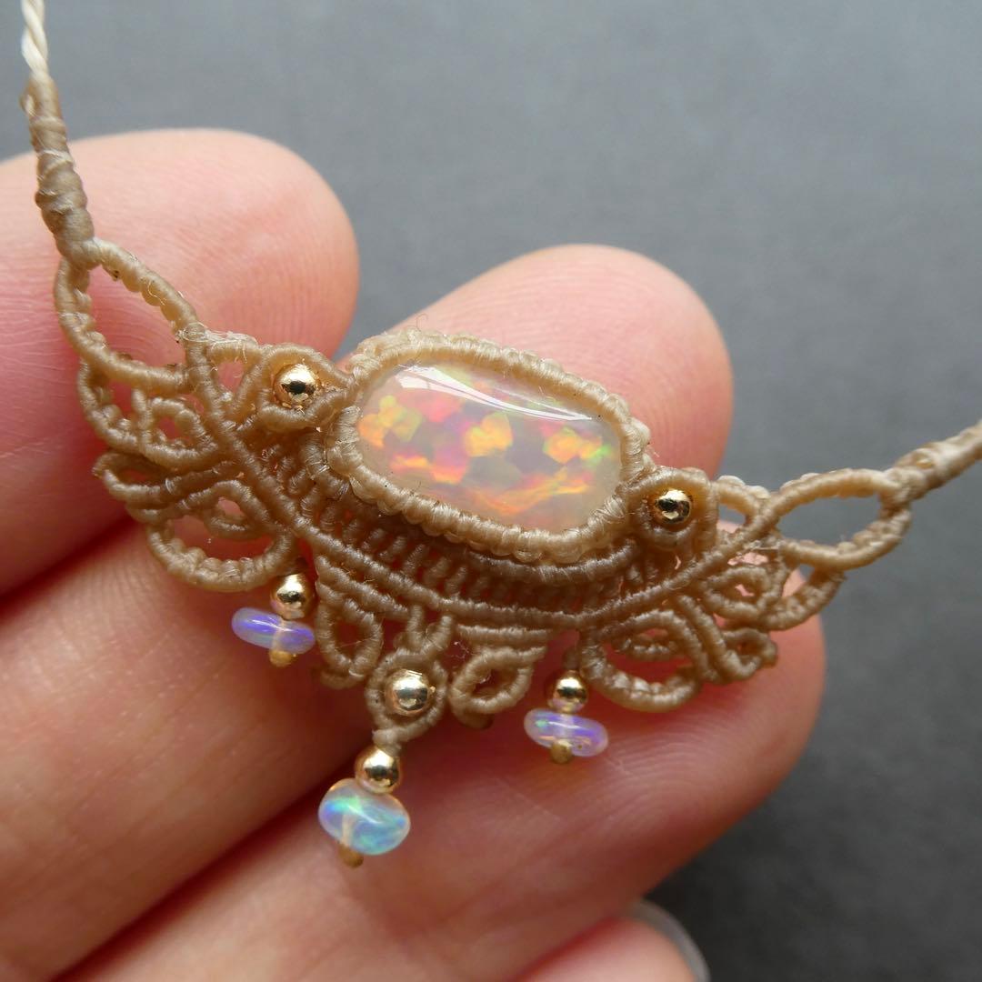 オパールのマクラメネックレス