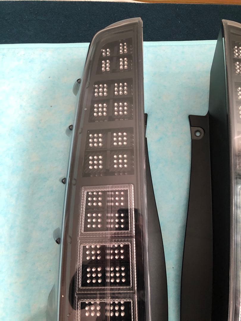 80系　ヴォクシー　純正加工テールランプ　難あり　ノア　エスクワイア