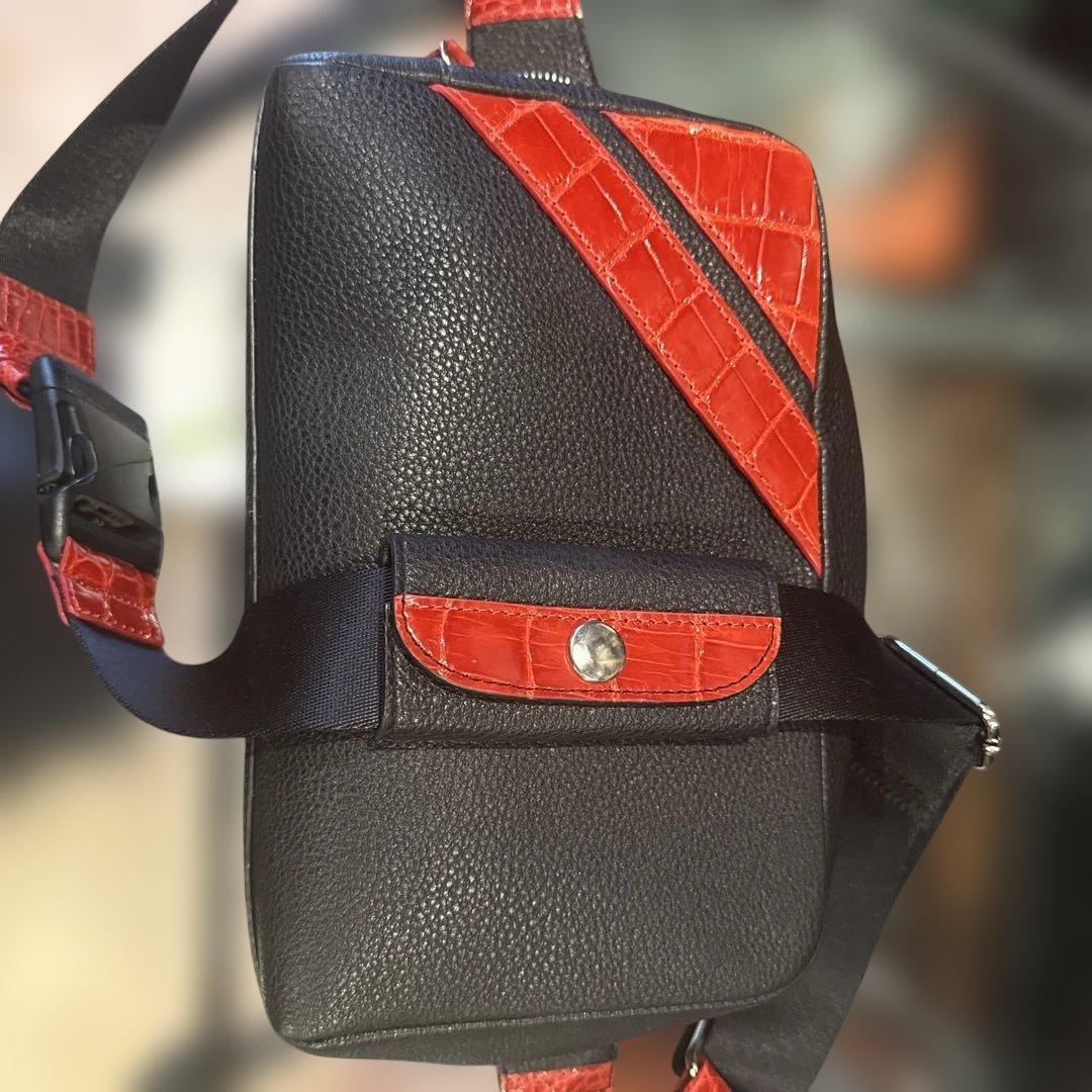 新品　男女兼用　クロコダイルアクセント 本革ボディバッグ