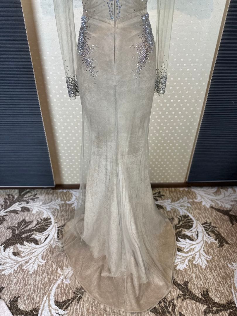 ビーズ装飾付きグレーベージュ色パーティードレス