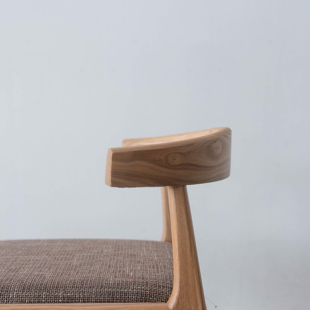 シンプルな木製ダイニングチェア