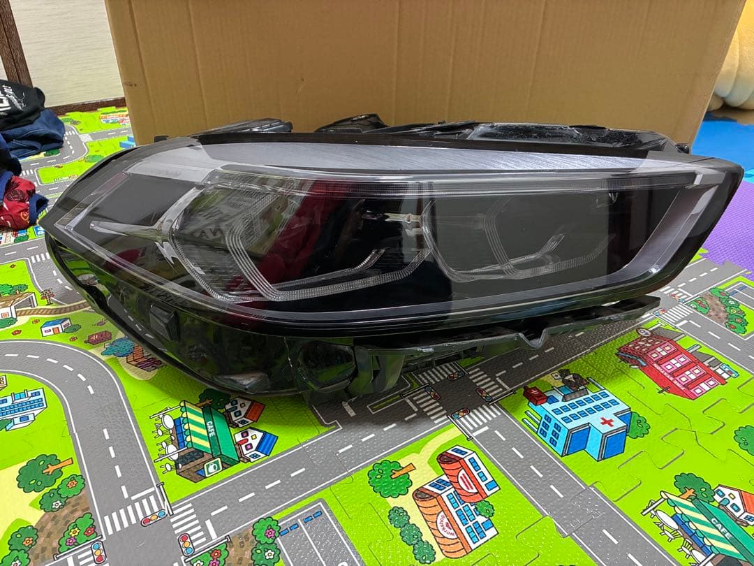 送料無料　BMW 1シリーズ　F40 純正　LED 右　ヘッドライト