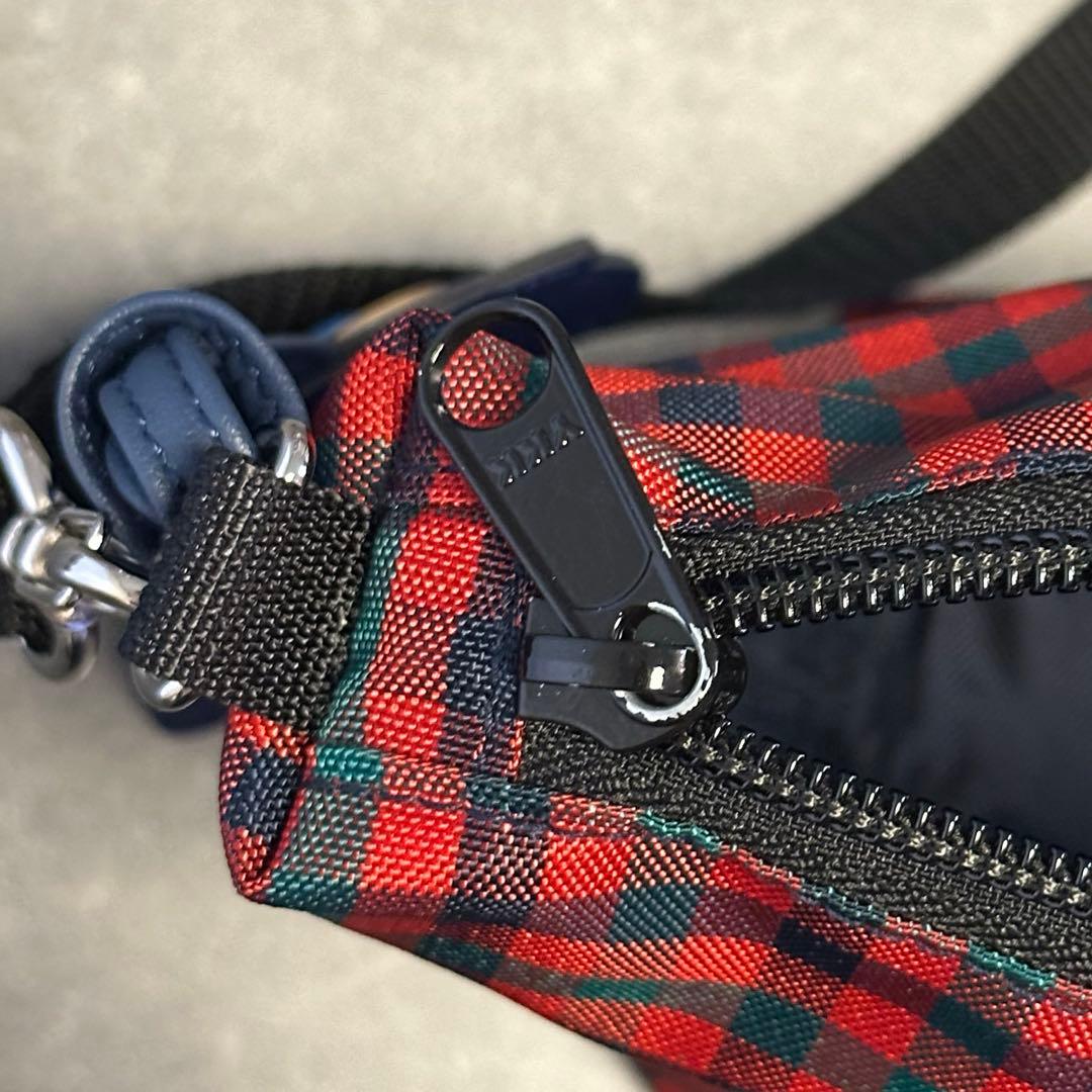 ファミリア　ショルダーバッグ　ポシェット　赤チェック　舟形