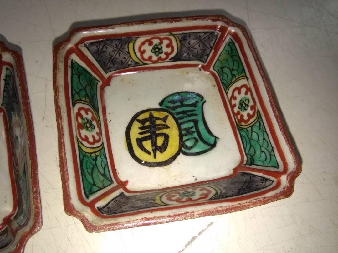 九谷焼　手書き色絵　青海波に和柄花文様　美しい角皿二客　角福印