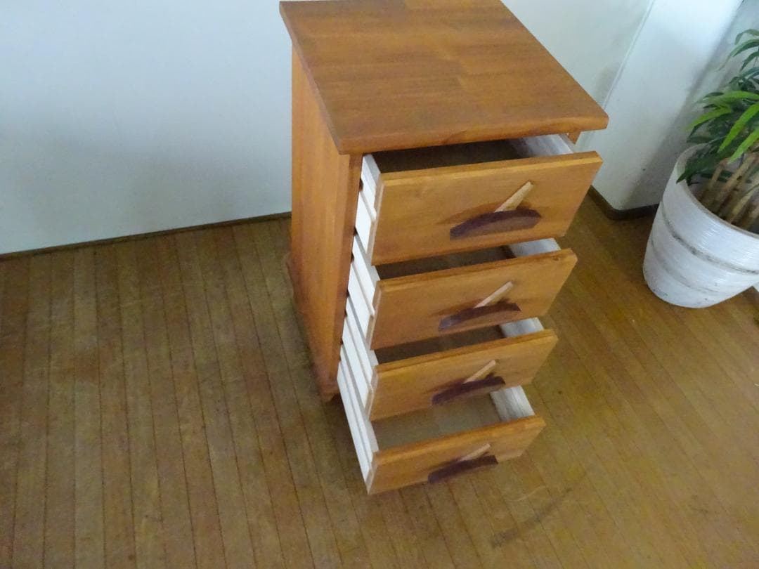 取っ手がアクセントの４段チェスト　ミニチェスト　電話台　小物収納　美品