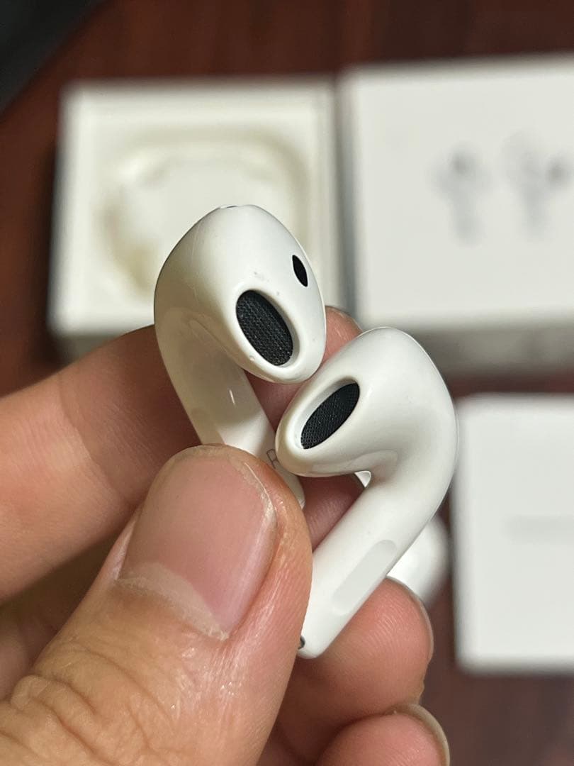 【らいとひかる 】Airpods 4 ANC無し。mxp63j/a