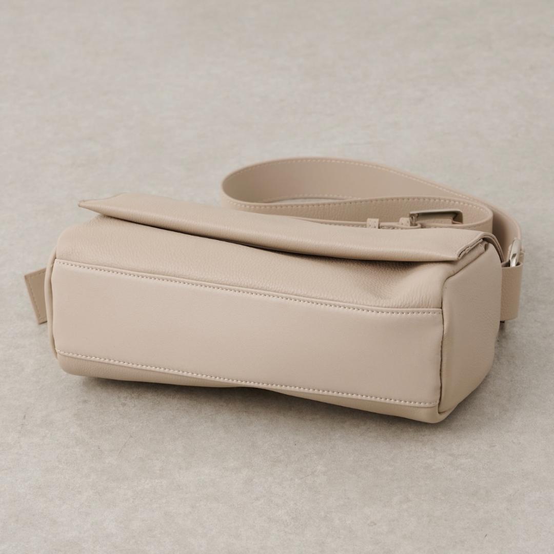 【新品タグ付】ビアズリー レザー ボディバッグ ベージュ