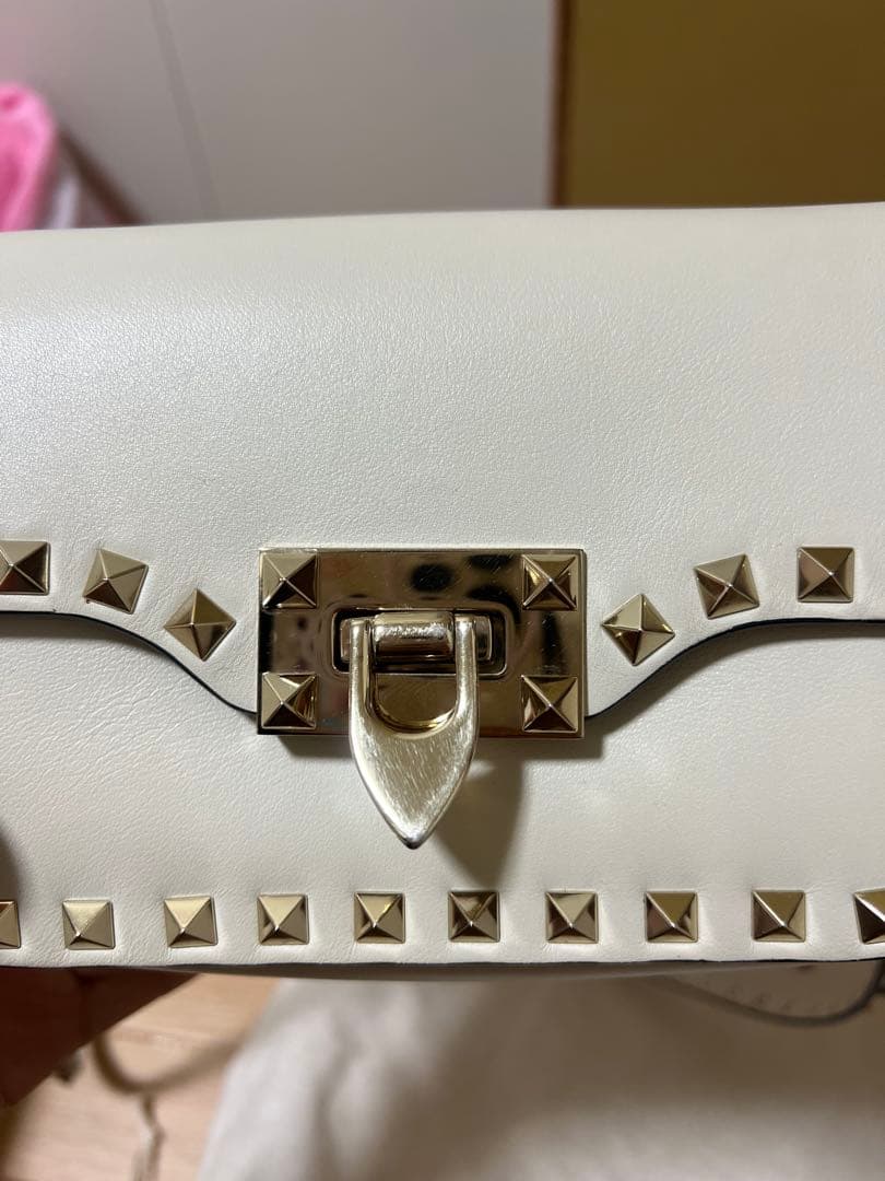 はなVALENTINO スタッズ付きアイボリーショルダーバッグ