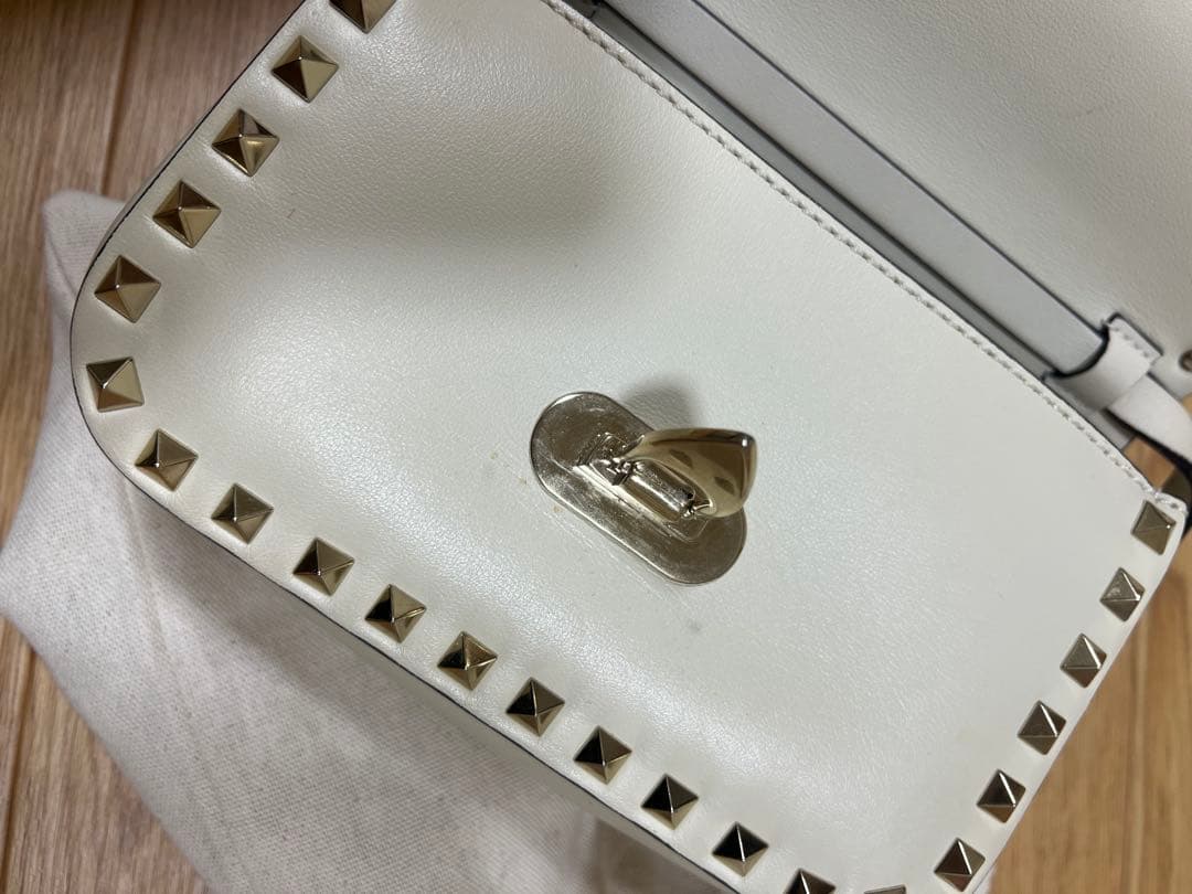 はなVALENTINO スタッズ付きアイボリーショルダーバッグ